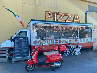 Concept of food carts serving Neapolitan pizza of high quality receiving 50-300 customers daily.