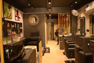 Unisex beauty salon in Noida with 20 customer/day and monthly revenue of INR 2.25 lakhs.