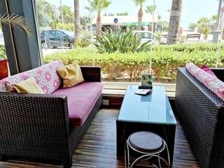 Fully equipped restaurant and bar located on the seaside promenade in the center of Larnaca.