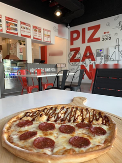 Own branded fast-food pizza outlet in Dubai that receives 500 orders/month seeks a partner.