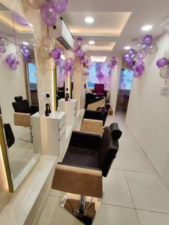 Brand new family salon that has 8 to 10 daily customer walk-ins is for sale.
