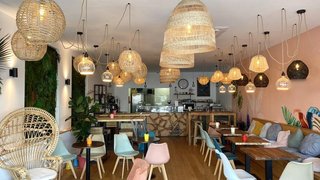 Fully furnished and renovated coffee shop in prime Cascais Marina location with complete plant-based menu.