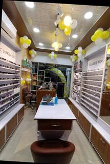 For sale: Optical store with 100-110 monthly customers located in a 4-floor building.