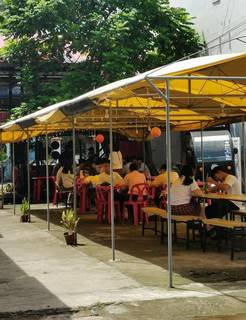 Iloilo city food park with 9 kiosks, includes building & gets 300+ customers per day.