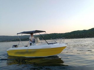 Boat rental company with 100 bookings per boat throughout summer season is seeking investment.