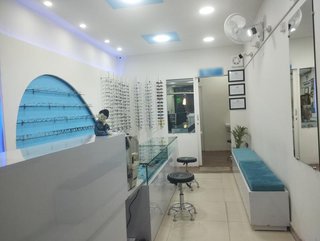 Optical store and eye clinic with a total of 2,224 clients seeking investment for marketing.