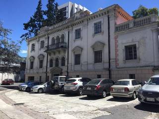 Sale of a vacant and debt-free colonial building in Quito, Ecuador, ideal for tourism business.