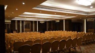 Beautiful luxury 4-star hotel with 96 rooms, bar and restaurant for sale in Chennai.