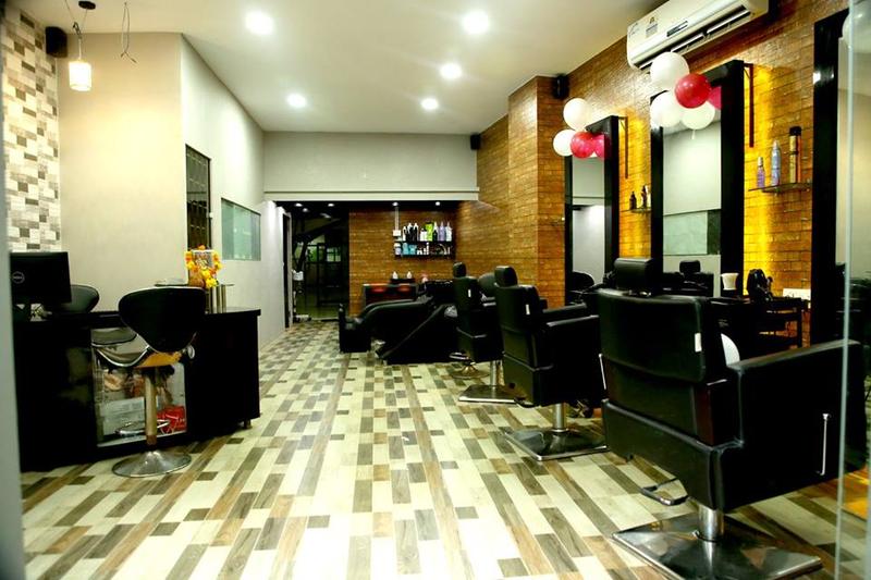 Small Beauty Salon for Sale in Mumbai, India seeking INR 7 lakh