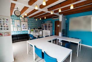 Private English institute with 140+ students, led by an experienced educator offering personalized learning programs.